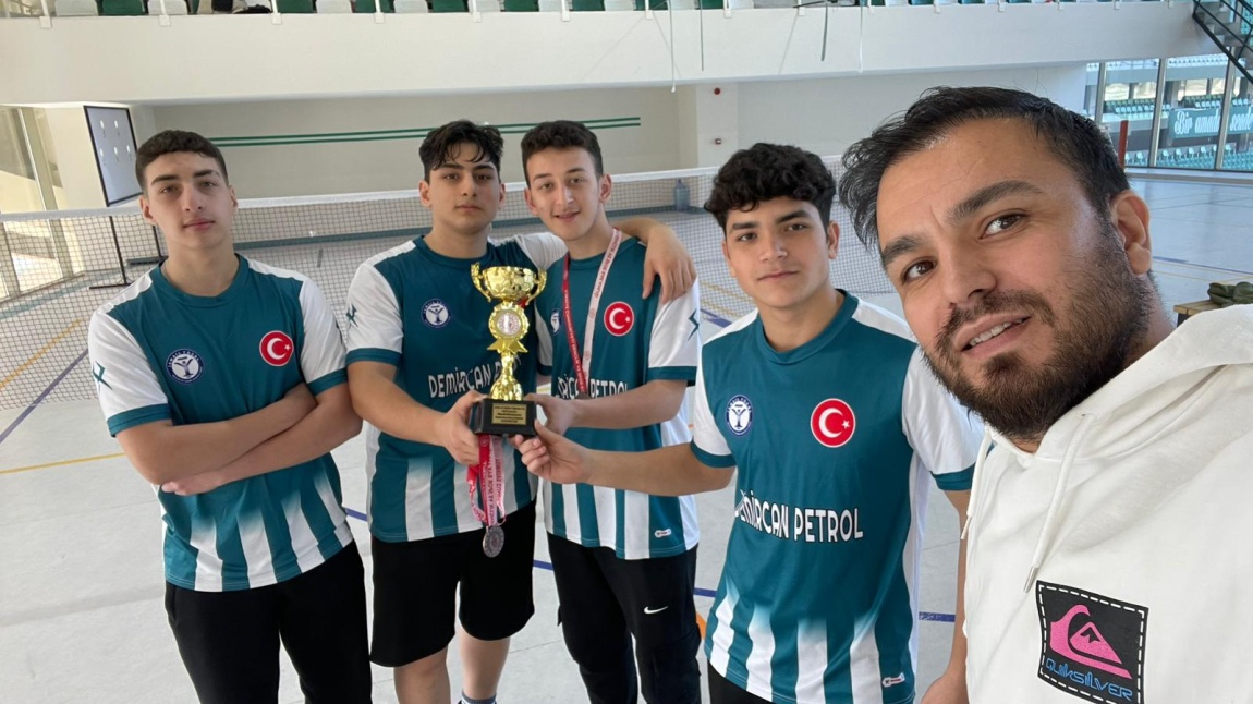 Liselerarası Badminton Turnuvasında Okulumuz İl Dördüncüsü Oldu.